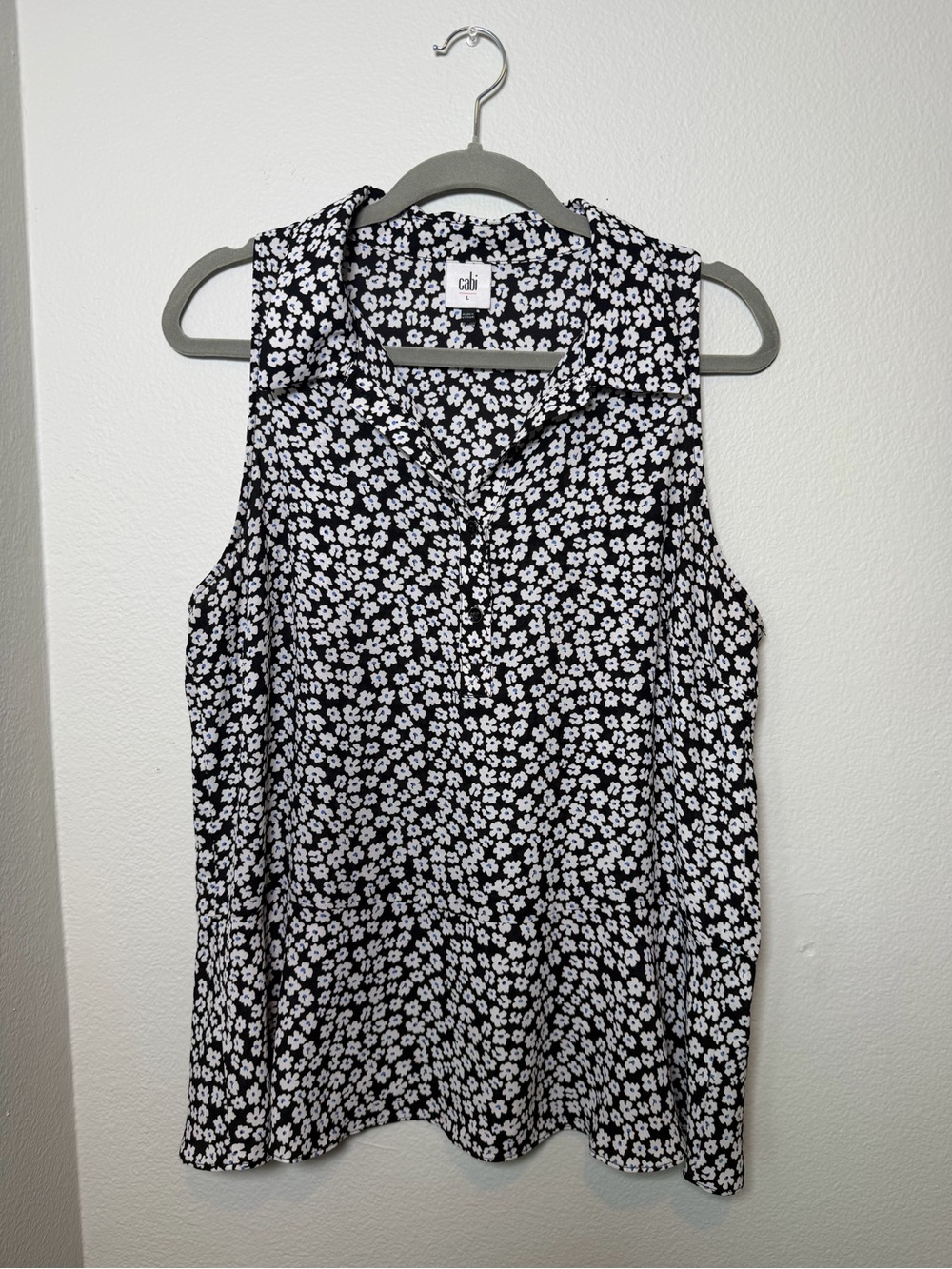 CAbi Floral Sleeveless Button Up Befriend Blouse Size L - Picture 2 of 10